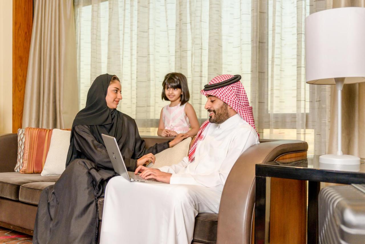 Rosh Rayhaan By Rotana Hotel Riyadh Exterior photo A Saudi Arabian family