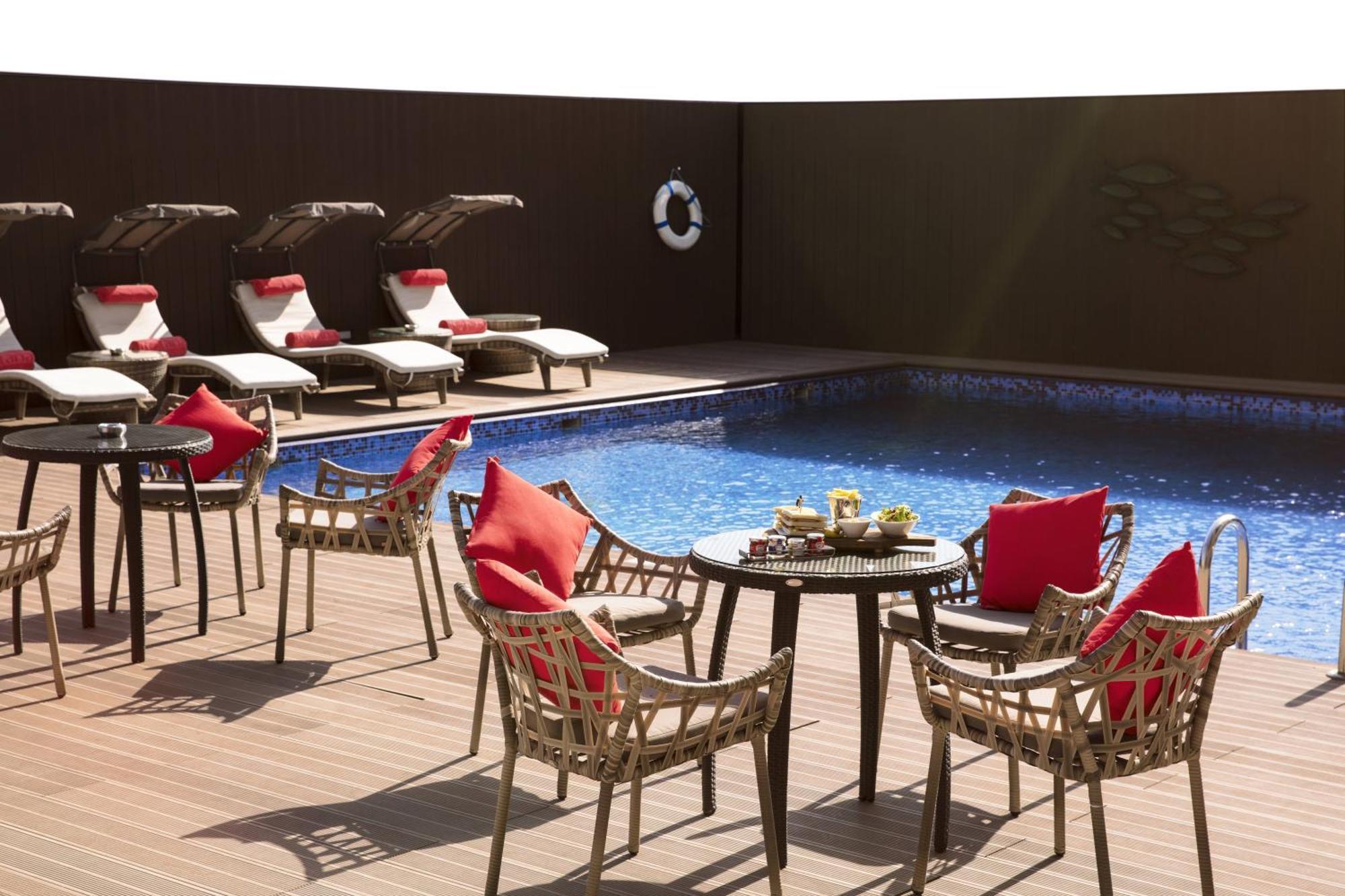 Rosh Rayhaan By Rotana Hotel Riyadh Exterior photo Pool at the hotel